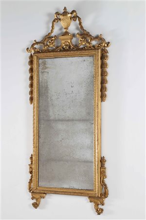 MANIFATTURA DEL XVIII SECOLO Specchiera in legno dorata e intagliata. Legno e...