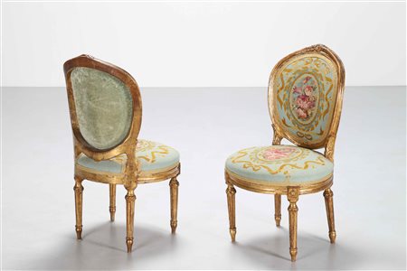 MANIFATTURA DEL XVIII SECOLO Coppia di sedie con stoffa floreale. Legno e...