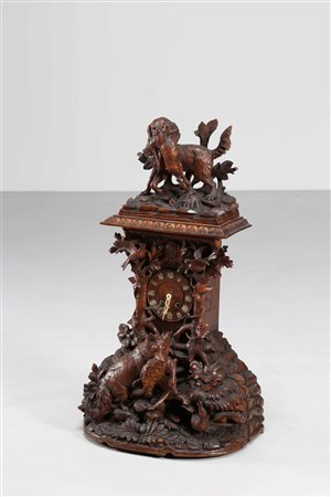 MANIFATTURA TEDESCA DEL XIX SECOLO Orologio con decorazioni a rappresentare...