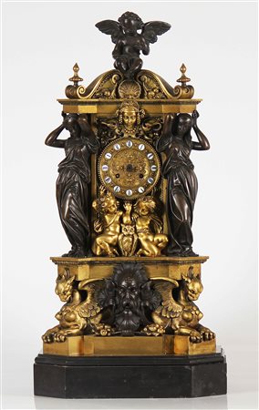 MANIFATTURA DENIERE PARIGI XIX SECOLO Orologio da tavolo dorato con elementi...