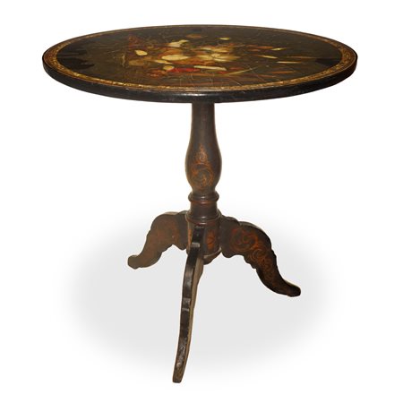 Tavolino rotondo dipinto a motivi floreali  laccato nero con intarsi in madreperla, piede a tre razze interamente dipinto, England 19° century