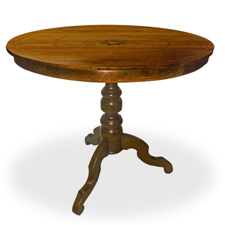 Tavolo Ruolo intarsiato al piano con circonferenze concentrice e stella al centro con sostegno con piede a tre razze interamente intarsiato in legni chiari, 19° century