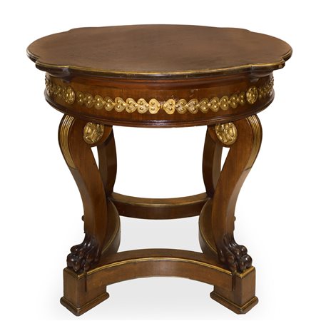 Tavolino rotondo da centro, in legno di mogano, smerlato con applicazioni al sottopiano, gambe e base in ottone dorato. Piedi felini, France, Napoleon III, 19° century