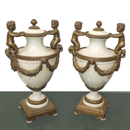 Vasi in porcellana bianca con dettagli e manici in bronzo patinato a guisa di putti, Napoleon III, 19° century