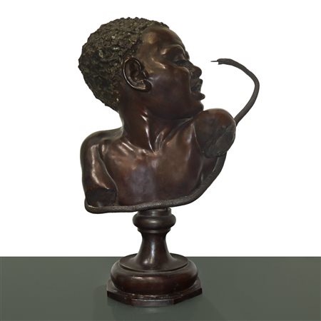 Ragazzo africano punto da un serpente, scultura in bronzo patinato bruno, Fine 19° - Primi 20° century