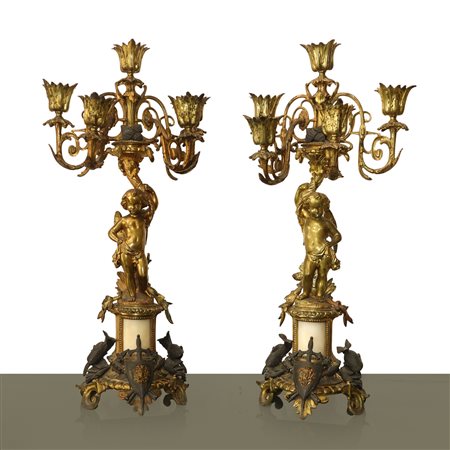 Candelabri a 5 luci in metallo dorato ad ormulu con base ornata con elmi e putto alato a sostegno, 19° century