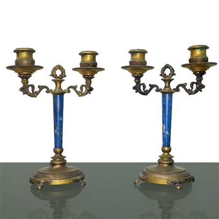 COPPIA DI CANDELIERI IMPERO CON BASE IN METALLO DORATO E STELO IN LAPISLAZZULO CON DETTAGLI IN ARGENTO 800, 19° CENTURY