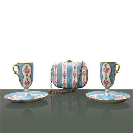 Limoges - Gruppo in porcellana di Limoges blu con decori floreali composto da due tazzine alte e borsetta da tavolo