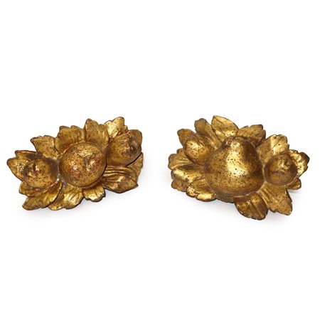Coppia di sculture lignee dorate a foglia raffiguranti frutti, 19° century