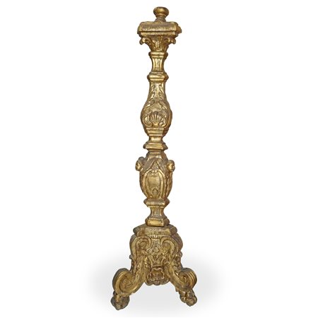 Candeliere da terra in legno dorato con piedi caprini intagliato e scolpito con foglie d'acanto e teste di zefiri, 18° century