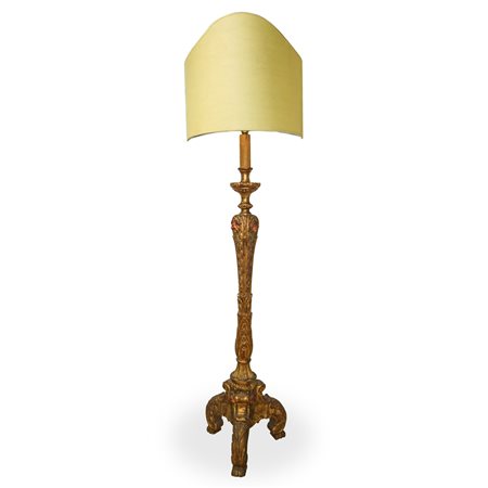 Candeliere in legno dorato con base a tre razze scolpito e bulinato, 19° century