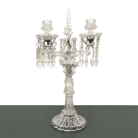 Candelabro in cristallo a tre bracci con brindoli con figura femminile in vetro satinato scolpita sullo stelo