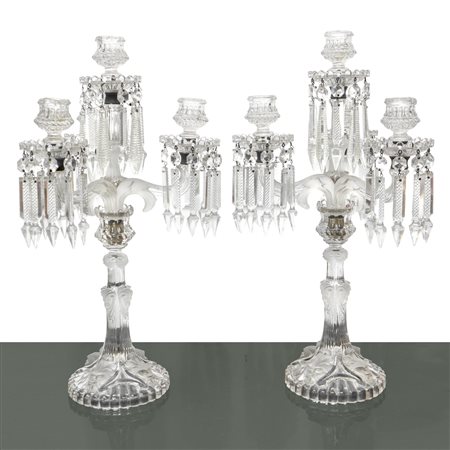 Coppia di candelabri a 4 luci in cristallo con brindoli con teste di leone scolpite in vetro satinato sullo stelo e alla base