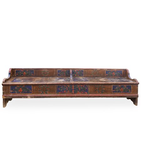Cassapanca tirolose con decori floreali