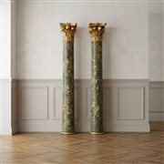 Coppia di grandi colonne in legno decorate a finto marmo con capitello dorato, 18° secolo