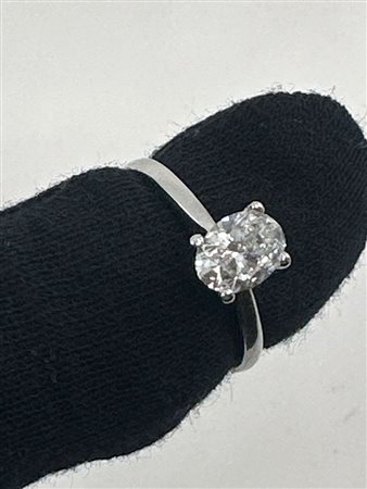 ANELLO SOLITARIO DA FIDANZAMENTO CON DIAMANTE NATURALE OVALE IN ORO BIANCO