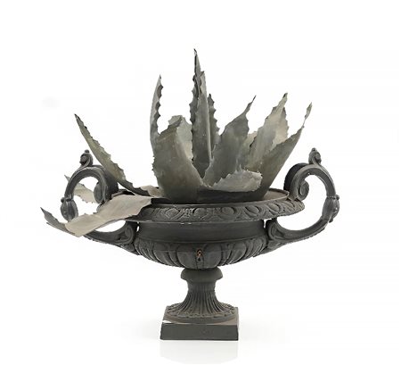 VASO BIANSATO IN GHISA CON FOGLIE DI AGAVE IN META