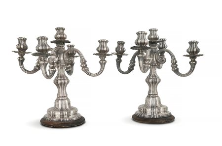 COPPIA DI CANDELABRI IN ARGENTO, ANNI '50, a cinqu