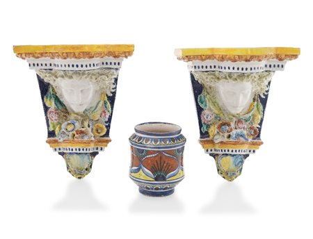 DUE MENSOLE E UN PICCOLO ALBARELLO IN MAIOLICA, FA