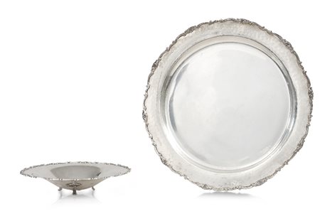 UN CENTROTAVOLA E UN VASSOIO IN ARGENTO, XX SECOLO