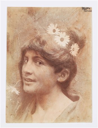 VON GLOEDEN WILHELM (1856 - 1931) Ritratto con corona di margherite. Carta...
