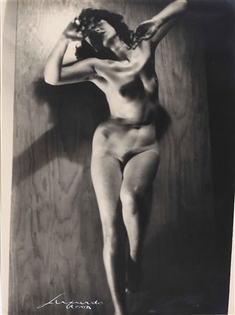 LUXARDO ELIO (1908 - 1969) Nudo di fronte. Stampa alla gelatina d'argento. Cm...