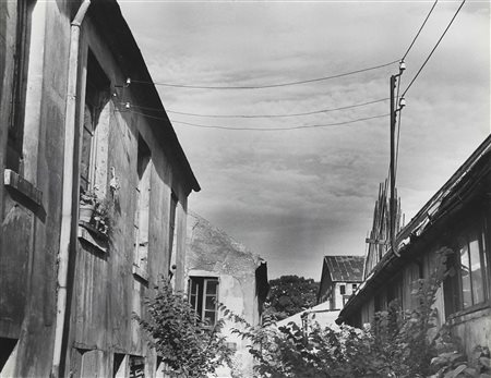BING ILSE (1899 - 1998) Parigi, cortile nei pressi del metrò di St. Jacques ....