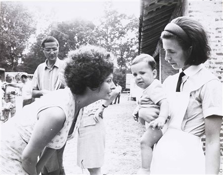 SECCHIAROLI TAZIO (1925 - 1998) Sofia Loren e il figlio Carlo Jr. 1969....