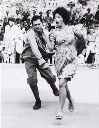 SECCHIAROLI TAZIO (1925 - 1998) Sofia Loren e Umberto Matroianni sul set del...