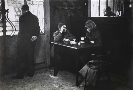 SELLERIO ENZO (1924 - 2012) Coppia in un caffè. 1963. Stampa alla gelatina...