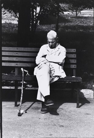 PINO GIUSEPPE (n. 1940) Vecchio addormentato su di una panchina. 1978. Stampa...