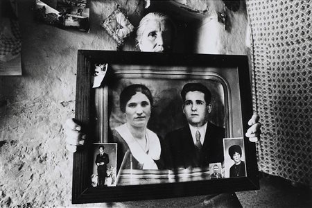 CRESCI MARIO (n. 1942) Da Ritratti reali. 1974. Stampa alla gelatina...