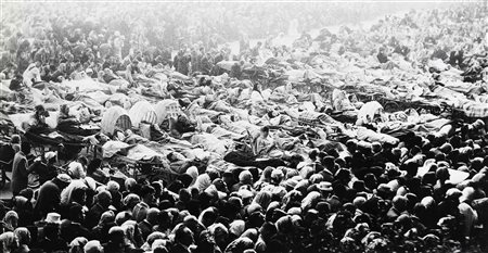 GIACOMELLI MARIO (1925 - 2000) Lourdes. 1963. Stampa alla gelatina d'argento....