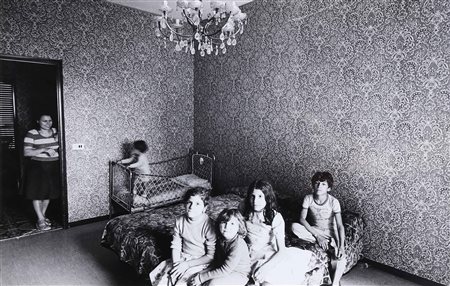 BERENGO GARDIN GIANNI (n. 1930) Dentro le case. 1976. Stampa alla gelatina...