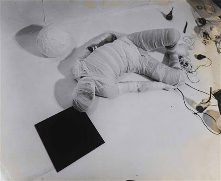 SCHWARZKOGLER RUDOLF (1940 - 1969) Performance. (24 fotografie). Stampa alla...