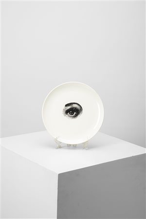 Piero Fornasetti (Milano 10/11/1913 - Milano 09/10/1988)  - Piatto no. 35 della serie 'Tema e Variazioni', 1950 circa