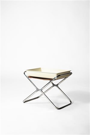 Gae Aulenti (Palazzolo dello Stella, 1927 - Milano 2012)  - Set composto da sgabello pieghevole modello no. 9701(500) e vaschetta della serie 'April', 1964 circa