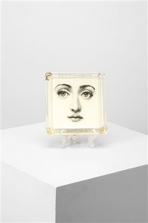 Piero Fornasetti (Milano 10/11/1913 - Milano 09/10/1988)  - Piattino poggia monete dalla serie 'Tema e Variazioni', 1970 circa