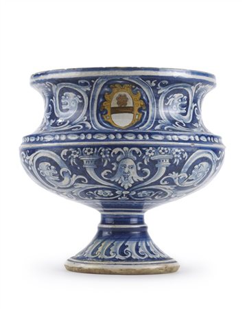 Manifattura di Deruta, prima metà del secolo XVI. Alzata a coppa in maiolica di