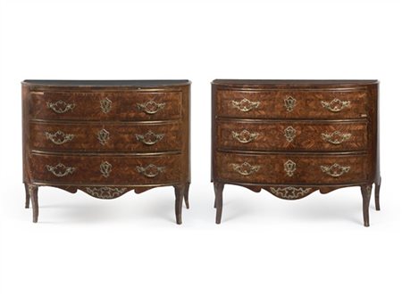 Coppia di cassettoni demi lune lastronati e filettati in bois de violette, fron