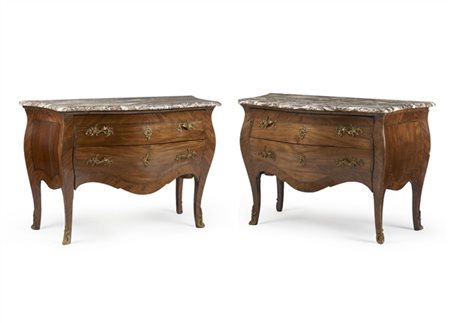 Coppia di commode di forma bombata, lastronate e filettature in bois de rose e