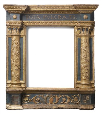 Cornice a tabernacolo in legno intagliato, dipinto e dorato, montanti a mezze c