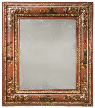 Specchiera in legno intagliato, dipinto e laccato a chinoiserie con sfondo ross
