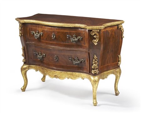 Commode di forma mossa e bombata lastronata in radica di noce e filettata in bo