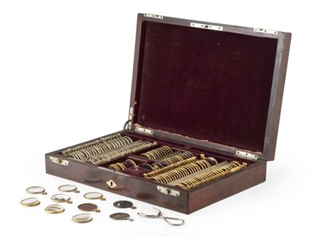 Set ottico in cassetta di legno con numerosissimi accessori. Secolo XIX (cm 37,