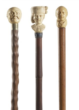Arte del secolo XIX-XX. Tre bastoni da passeggio con fusti in legno e prese in