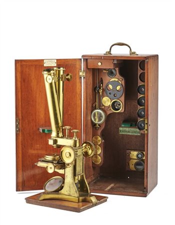 Microscopio binoculare corredato da accessori ottici marcati "Collins, 77 Tutch