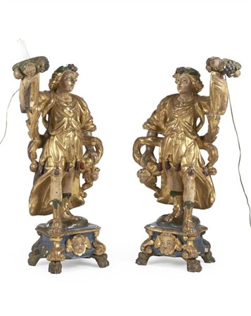 Arte del secolo XVII. Coppia di angeli reggicero in legno intagliato, laccato e