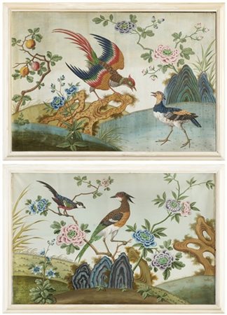 Coppia di pannelli a Chinoiserie acquerellati su carta intelata con dorature ra