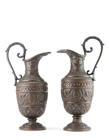 Due brocche in rame sbalzato e inciso, corpo interamente decorato con ghirlande